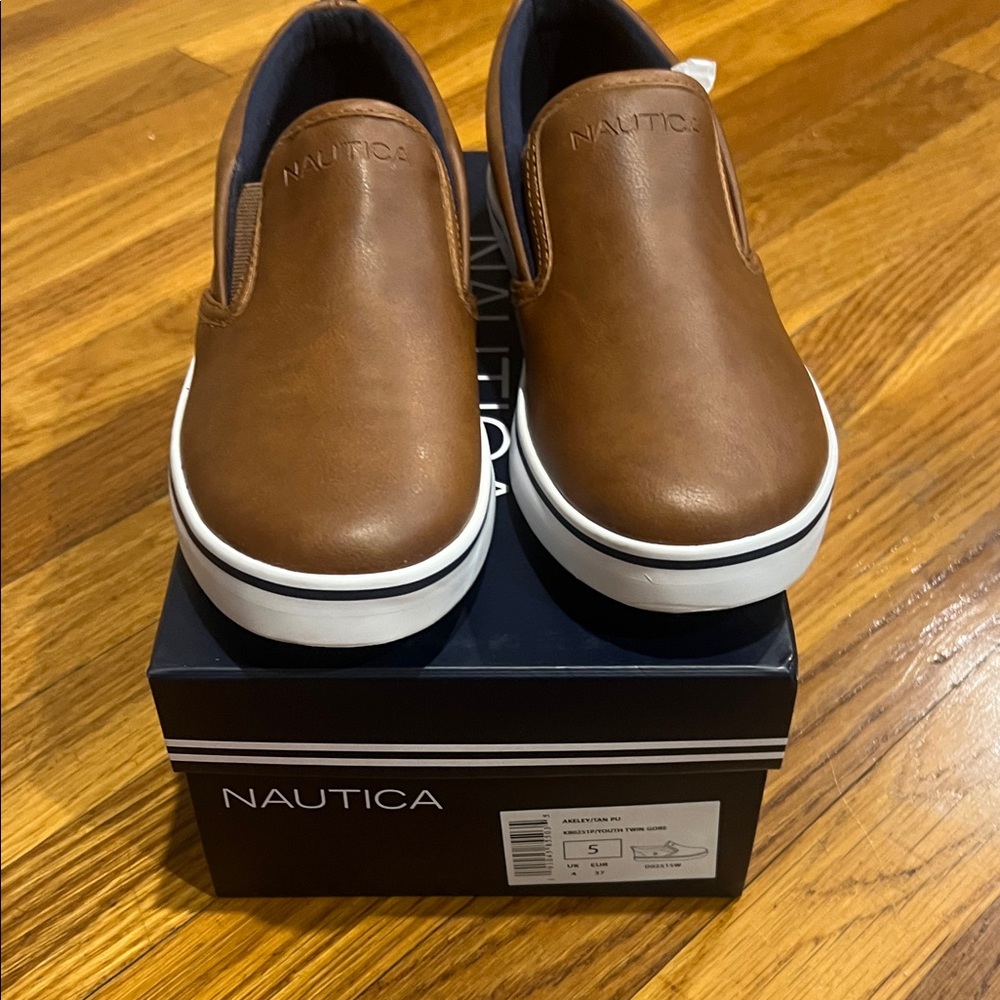 Nautica Boys Tan Slip-On Loafers size 5